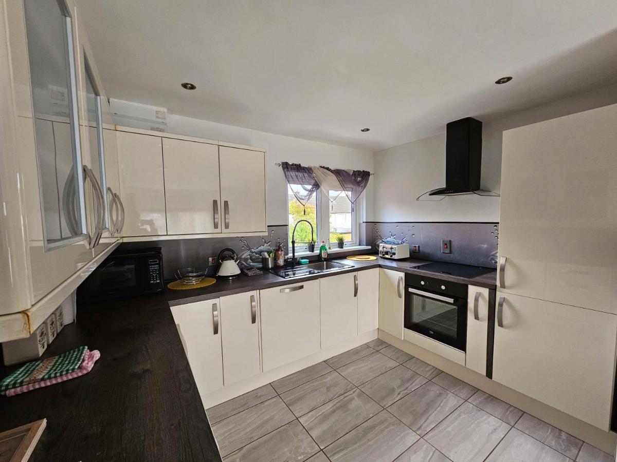 Modern Urban Haven: Stylish Getaway Διαμέρισμα Lisburn Εξωτερικό φωτογραφία