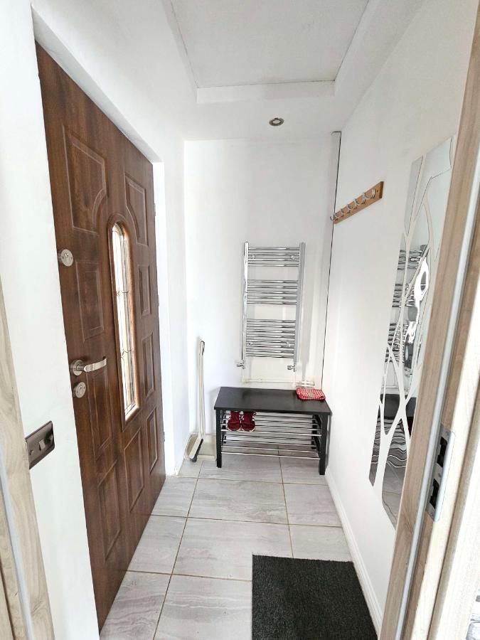 Modern Urban Haven: Stylish Getaway Διαμέρισμα Lisburn Εξωτερικό φωτογραφία