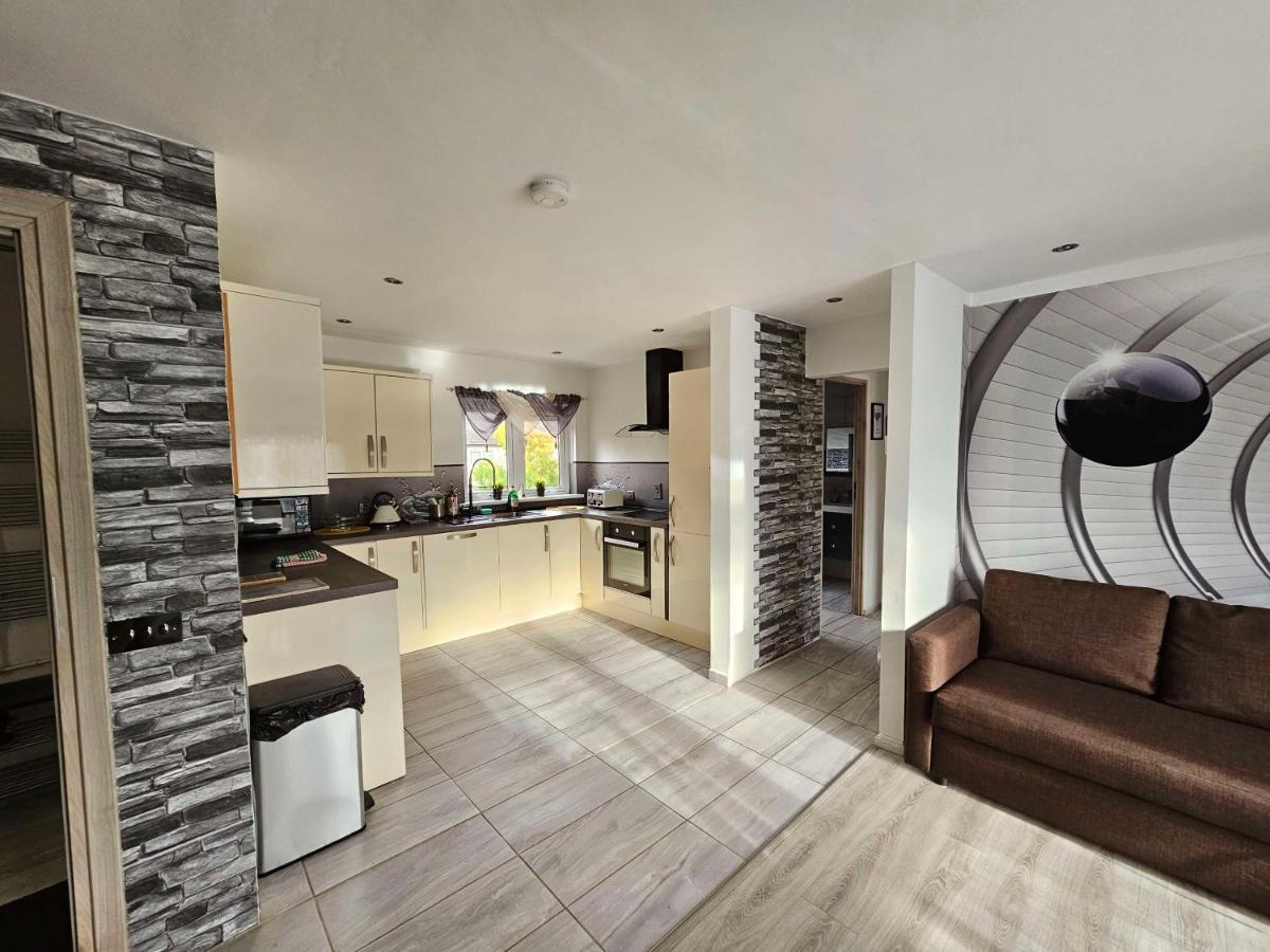 Modern Urban Haven: Stylish Getaway Διαμέρισμα Lisburn Εξωτερικό φωτογραφία