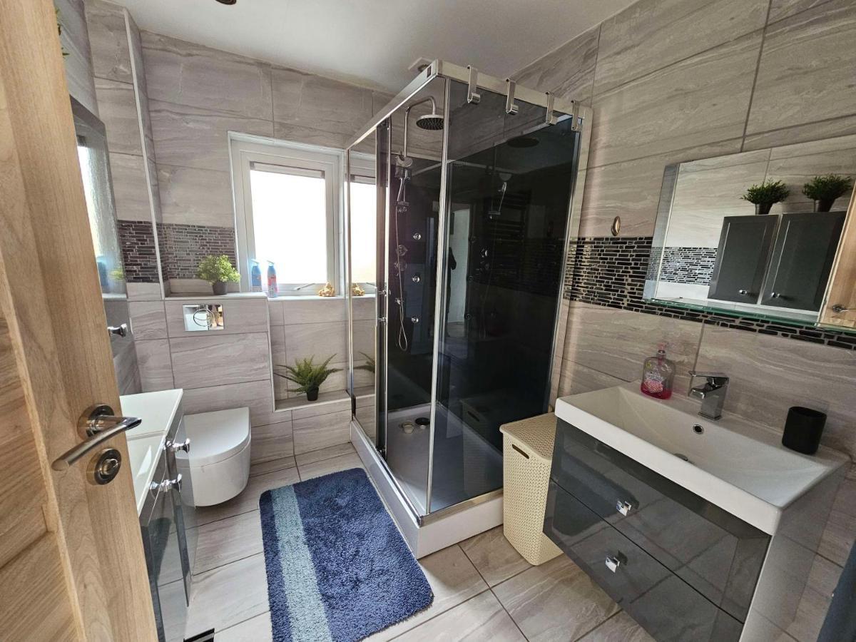 Modern Urban Haven: Stylish Getaway Διαμέρισμα Lisburn Εξωτερικό φωτογραφία